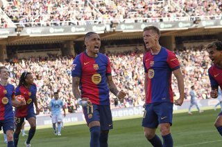 Raphinha (au centre) a sauvé le Barça en inscrivant le penalty décisif à la 98e minute. KEYSTONE/AP/Joan Monfort